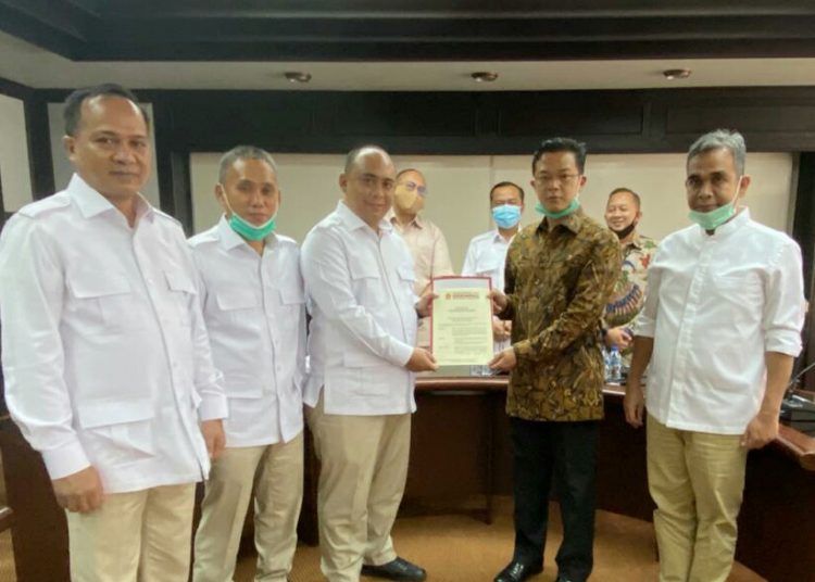 Ketua DPD Partai Gerindra Sultra, Andi Ady Askar menerima SK susunan personalia pengurus Gerindra Sultra, Senin (3/8/2020).