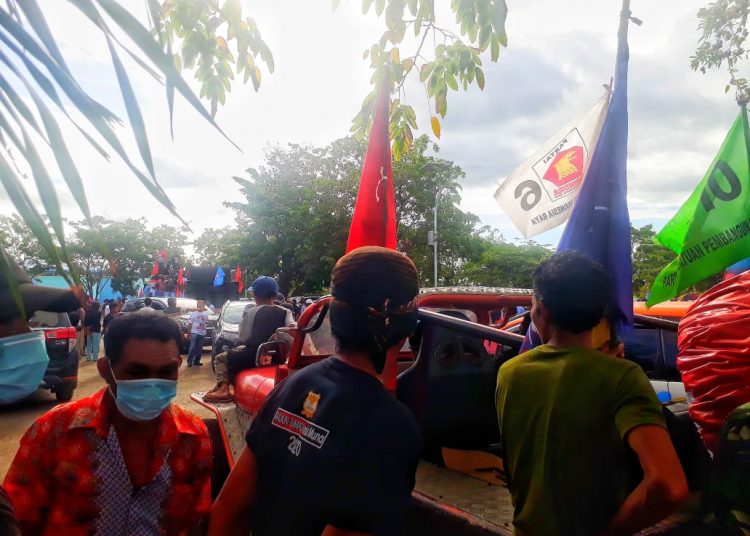 Bendera PDIP dan Partai Gerindra berkibar di pelabuhan Nusantara, Raha