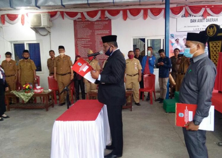 Bupati Buton Tengah Samahuddin melantik 32 pejabat.