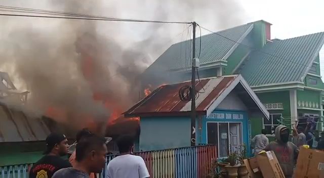 Rumah warga di Kota Raha terbakar.