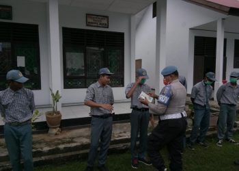 Peduli Kesehatan, Polsek Tampo Sosialisasikan Pemakaian Masker di Sekolah