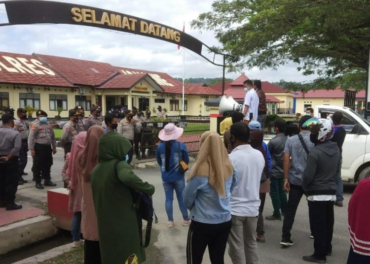 Aksi demonstrasi DPC Projo Konawe, mendesak Polres Konawe segera menuntaskan kasus dugaan penggelapan yang dilakukan Hiswan Cs. Foto: Helny/TNC.