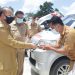 Realisasikan Janjinya,  Surunuddin Serahkan 5 Unit Ambulance ke Puskesmas