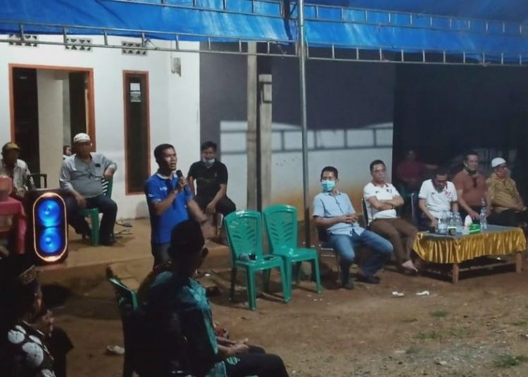 Indra Supriadi saat menyampaikan orasi politiknya di hadapan masyarakat Konut. Foto: Adi/TNC.