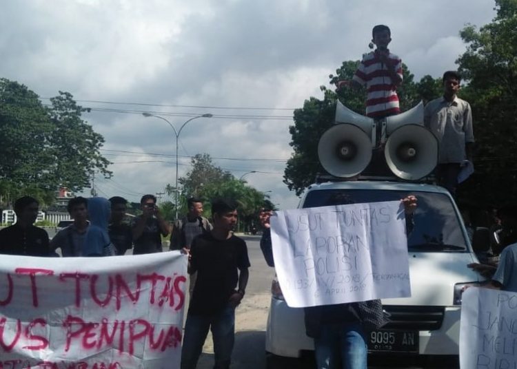 Aksi demonstrasi JAHL di Mapolda Sultra, mendesak aparat kepolisian usut tuntas kasus dugaan penipuan Ririn Rinova.