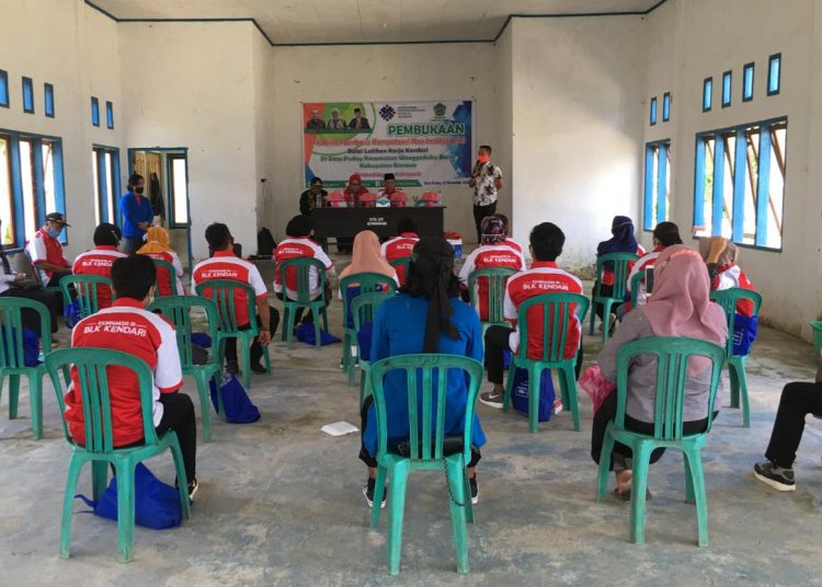 Kepala BLK Kendari Laode Haji Polondu membuka pelatihan budidaya tanaman hidroponil di Desa Puday. Foto: Helny Setyawan/Tenggaranews.com.