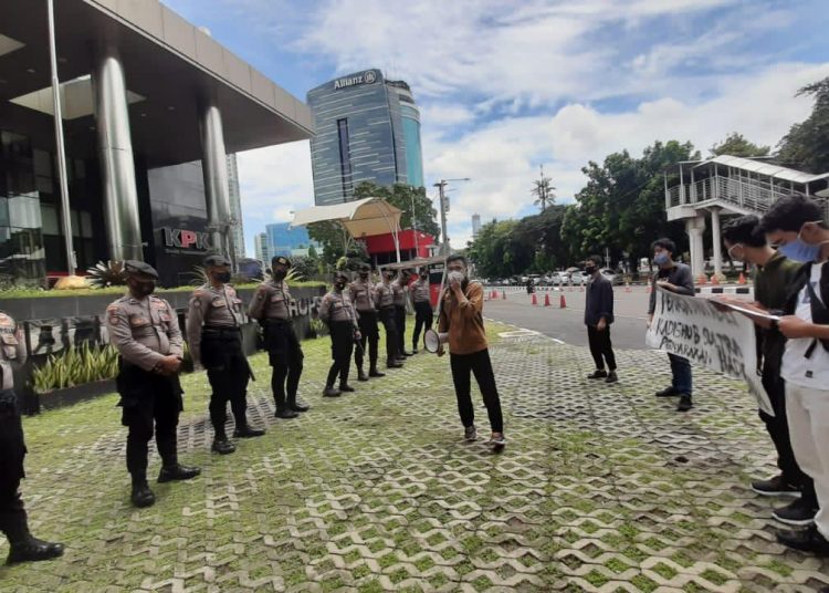 SMC melakukan aksi demonstrasi di KPK RI, mendesak lembaga anti rasuah itu mengambil alih kasus dugaan korupsi proyek studi rekayasa Lalin.