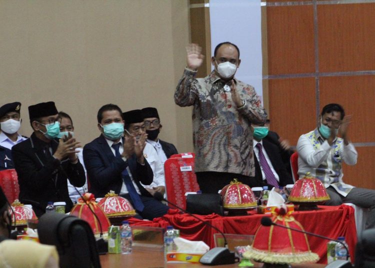 Ketua Gerindra Sultra Andi Ady Aksar (berdiri)
