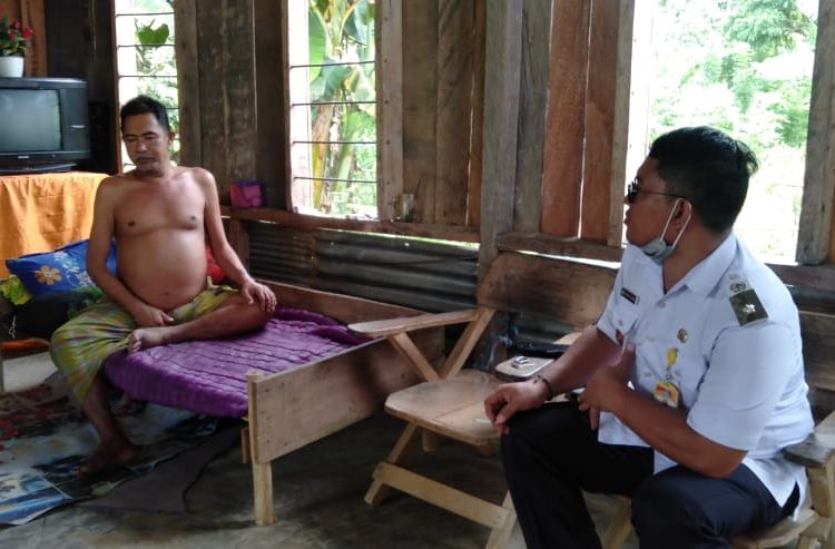 Mansyur warga yang mengidap penyakit jantung komplikasi diabetes dikunjungi Lurah Wua-wua, H.Kasman Kasim. Foto : Beni