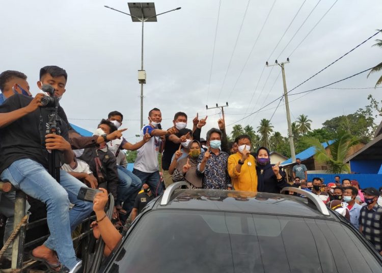 Amrullah temui pendukungnya.