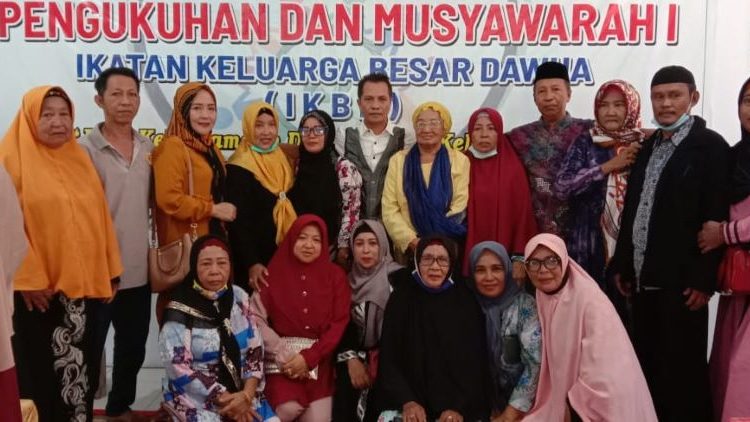 Keluarga besar Dawua berpose bersama usai menggelar musyawarah I dan pengukuhan pengurus IKBD.