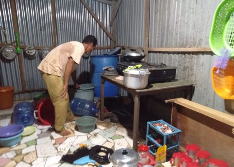 Kediaman milik Hj. Ida nyaris dilalap sijago merah gegara ledakan tabung gas 3 kilogram. Foto: Muh. Beni/TenggaraNews.com.