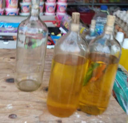 BBM jenis premium uang dijual dengan harga Rp20 ribu. Foto: Syaiful/TenggaraNews.com.