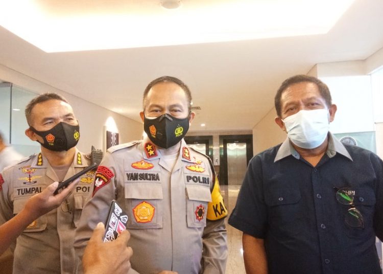 Kapolda Sultra, Irjen Pol. Yan Sultra Indrajaya (tengah) dan Ketua BPD PHRI Sultra, Ir. Hugua (kanan) saat diwawancarai awak media, terkait kegiatan silaturahim yang membahas soal Kamtibmas dan peningkatan ekonomi daerah di masa pandemi. Foto: Muh. Beni/TNC.