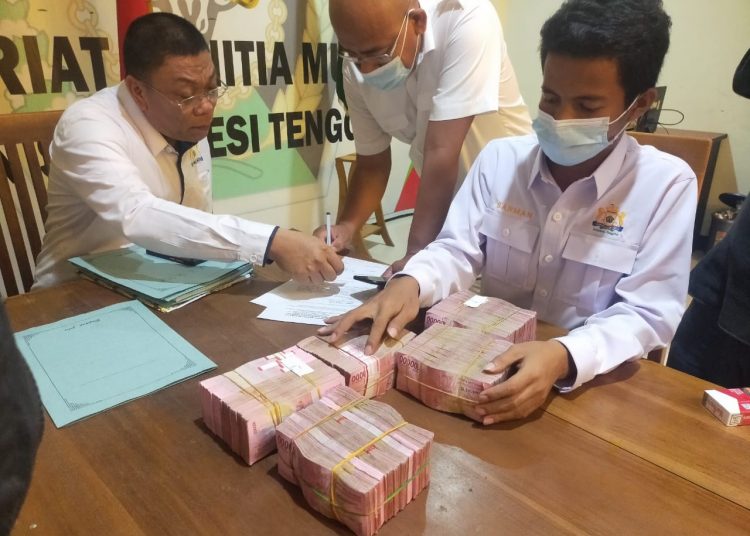 Bendahara Panitia Musprov terima dana kontribusi Musprov, yang diserahkan oleh Tim Pemenangan Anton Timbang, Senin 4 Januari 2021. Foto: Ikas/TNC.