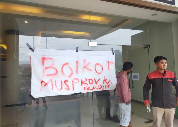 Massa minta agar Panitia Musprov Kadin  menghentikan sementara kegiatan pelaksanaan pemilihan Ketua Kadin Sultra.