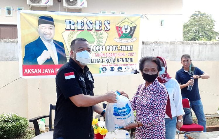 Aksan Jaya Putra berikan bantuan Sembako kepada warga Kendari terdampak Covid-19
