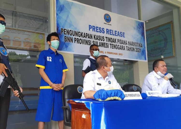 Kepala BNNP Sultra, Brigjen Sabaruddin Ginting memberikan keterangan pers.