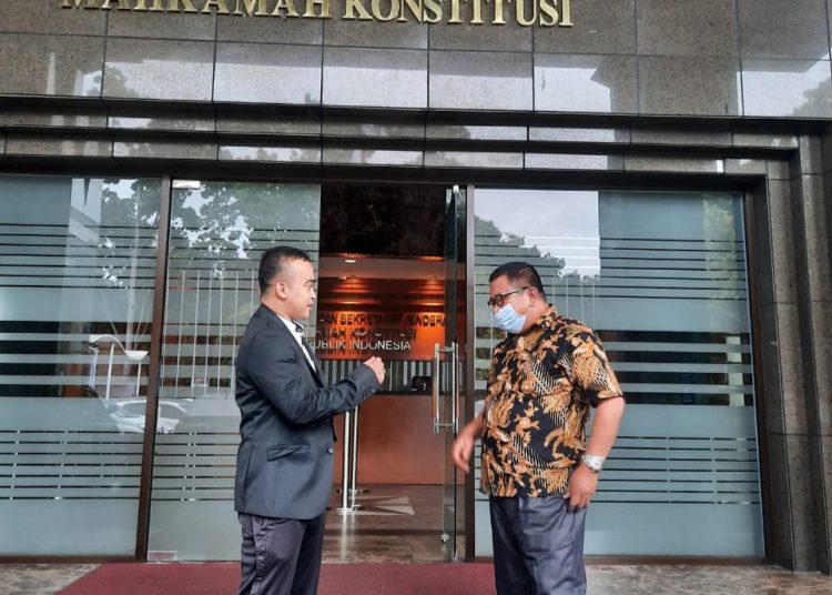 Juru bicara Paslon Suara, Samsu mengenakan batik berada di kantor Mahkamah Konstitusi.
