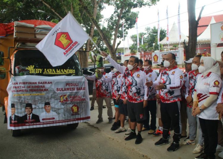 Sekjen Partai Gerindra Ahmad Muzani didampingi Andi Ady Aksar melepas bantuan kemanusiaan untuk korban gempa di Sulbar.
