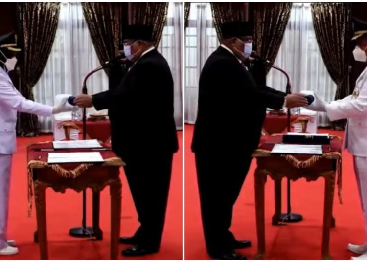Achmad Lamani (kanan) dilantik sebagai Bupati Muna Barat dan Andi Tendri Rawe Silondae (kiri) dilantik sebagai Pj Bupati Konsel oleh Ali Mazi Gubernur Sultra.