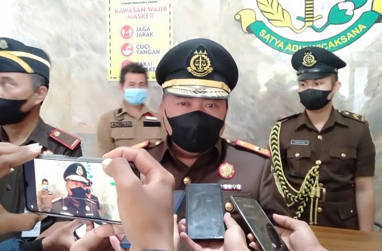 Kajati Sultra, Suharjono Turin saat diwawancarai awak media usai melantik lima pejabat utama, Kamis 4 Maret 2021. Foto: Muh. Beni/TNC.