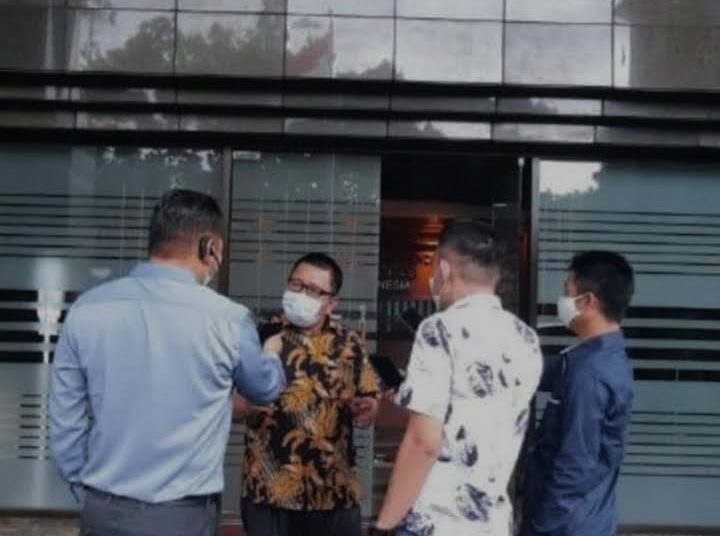 Jubir Paslon Suara, samsu (kemeja batik) di gedung Mahkamah Konstitusi RI di Jakarta