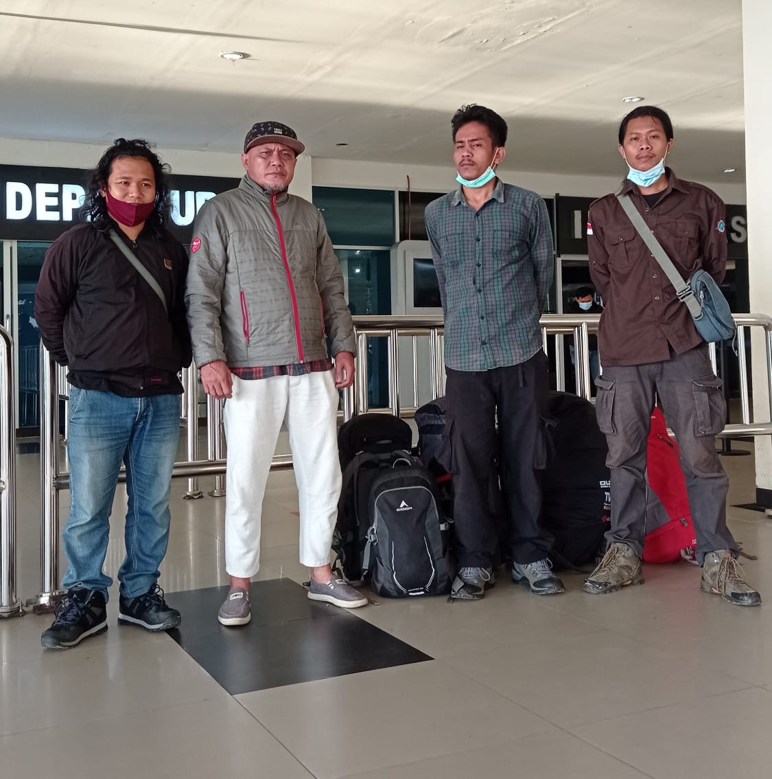 Andi Almu Yasir (celana panjang warna putih) mengantar atlet pendaki gunung  di bandara Halu Oleo Kendari