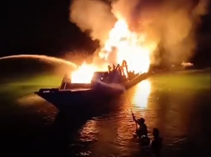 KM. Kifli Raya saat terbakar. Foto: Syaiful/TNC.