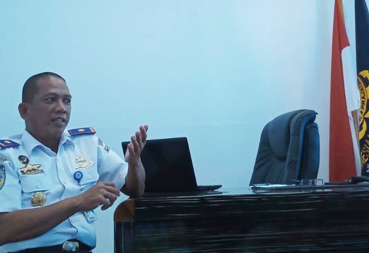 Kepala Kantor UPP Wanci, Arman saat diwawancarai di ruang kerjanya. Foto: Syaiful/TNC.