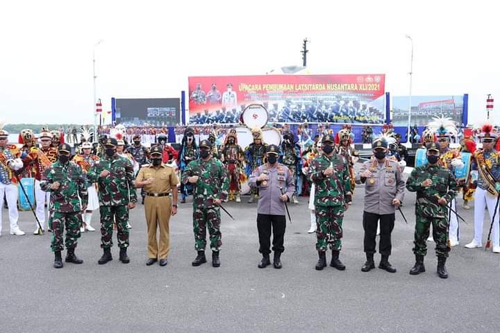Panglima TNI Marsekal Hadi Tjahjanto didampingi Kapolri Jenderal Listyo Sigit Prabowo pose bersama usai membuka Latsitarda Nusantara XLI tahun 2021.