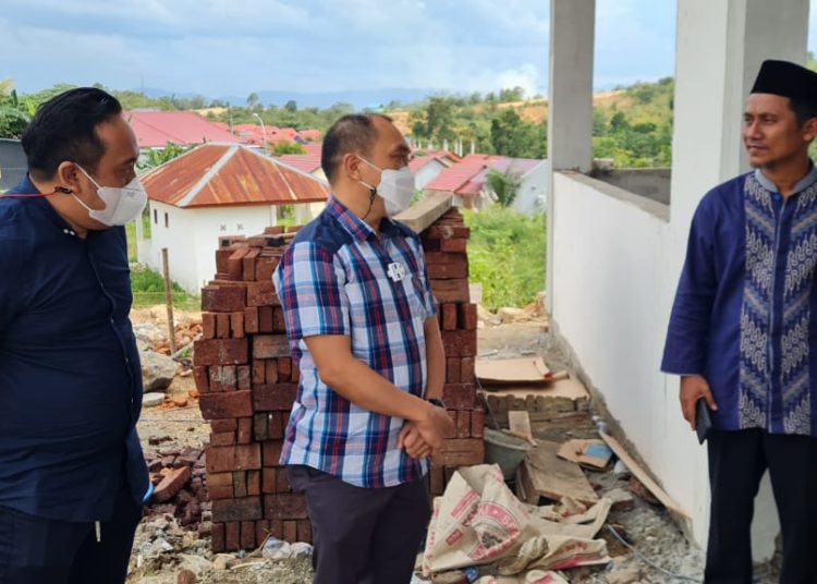 Andi Sulolipu (kemeja kotak-kotak) serahkan bantuan masjid Al Zalam melalui La Ode Ayub Azis (pakai kopiah).