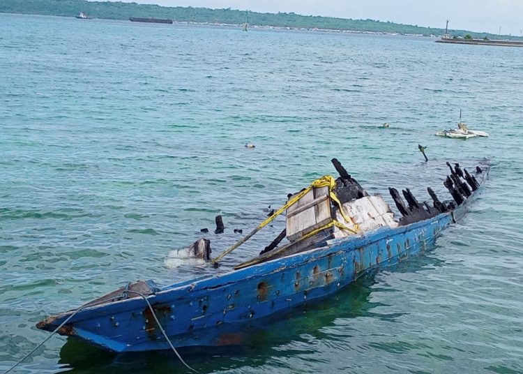 Bangkai KM Kifli Raya yang terbakar di By Pass Marina, samping Pelabuhan Rakyat Wanci, Wakatobi.