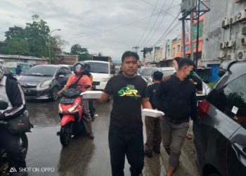 Tim ASR dan ASLI dari Anawai Bagi Takjil di Simpang Wua-wua