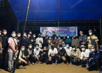 Pemuda Kery Saiful Konggoasa Bagi Beras dan Telur di TPAS Kendari