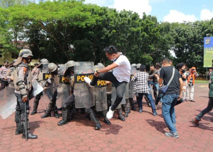 Wartawan saat melakukan liputan aksi unjuk rasa harus tahu situasi yang aman.