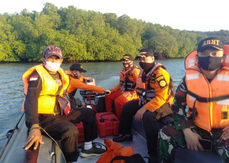 Tim Posko SAR Kolaka melakukan pencarian nelayan yang hilang di Teluk Paria, Bombana.