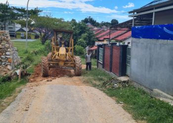 Relawan ASR Anawai Kerahkan Greder Ratakan Jalan