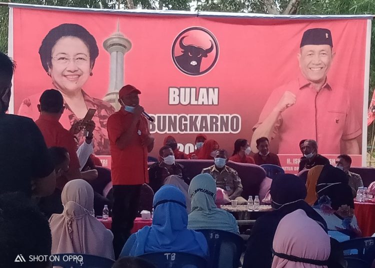Ishak Ismail Ketua DPC PDIP Kota Kendari (berdiri) memimpin baca doa kesembuhan walikota Kendari.