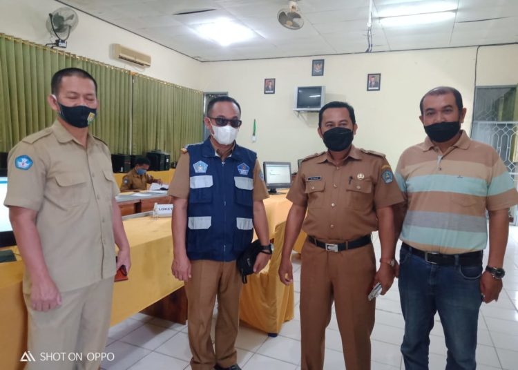 Kepala Dinas Dikmudora Kota Kendari, Makmur,S.Pd,M.Pd (pakai rompi) didampingi KS SMP Negeri 9 Kendari, Milwan,S.Pd,M.Pd