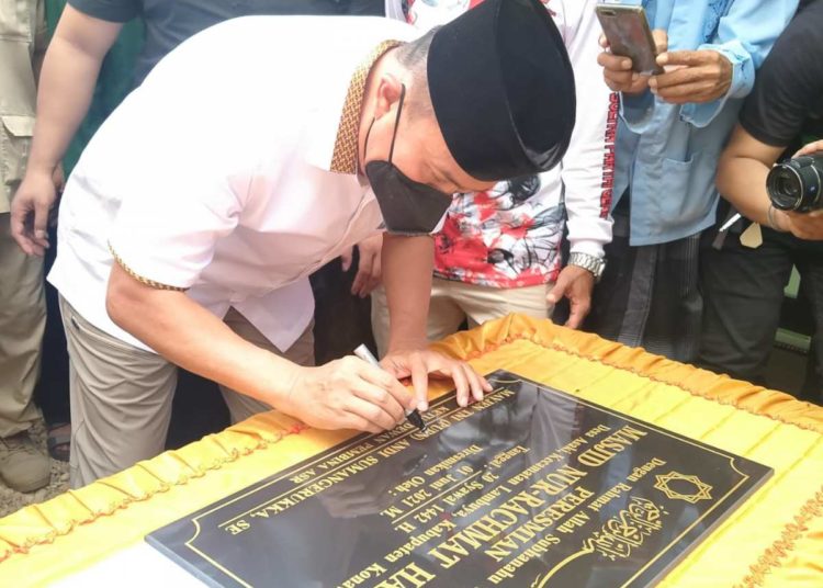 Mayjen TNI (Purn) Andi Sumangerukka menandatangani prasasti Masjid Nur Rachmat Hamid di Desa Asaki, Konawe.