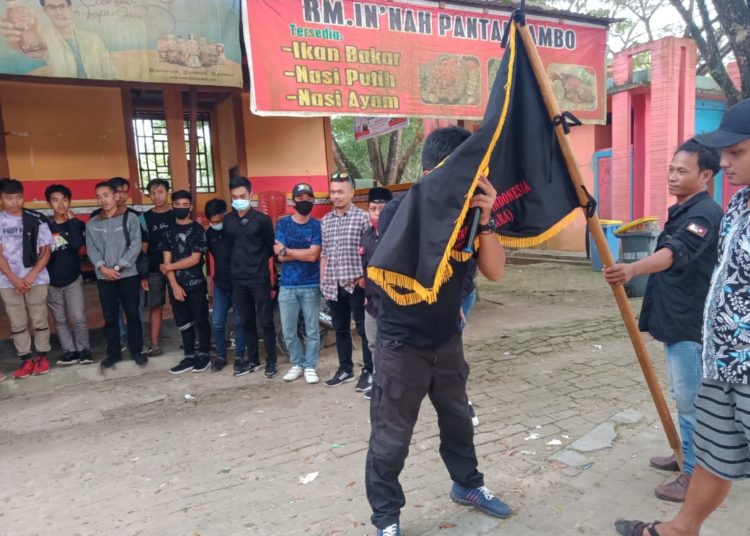 Peserta pengkaderan PASTI Sultra di Pantai Nambo Kendari