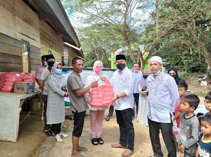 Aksan Jaya Putra bersama keluarga besar Silondae berbagi berkah di TPAS Puuwatu