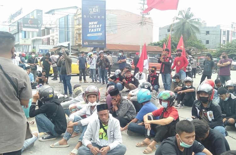 Aksi demontrasi menolak pelaksanaan Munas Kadin Indonesia di Kota Kendari