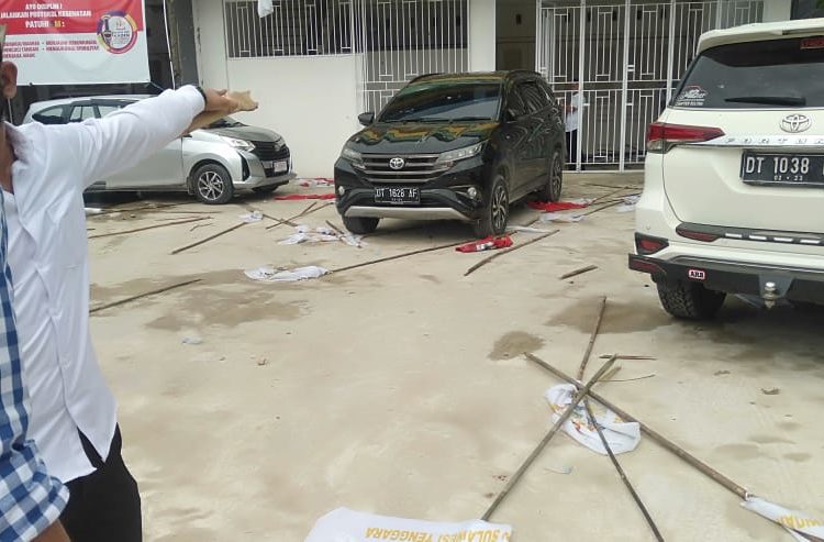 Kantor Kadin Sultra didemo. Mobil dan motor dirusak