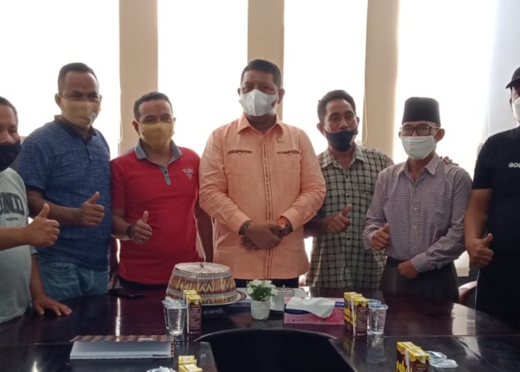 Foto bersama dengan Ketua DPRD Kota Kendari, Subhan (tengah) usai menyampaikan aspirasi.