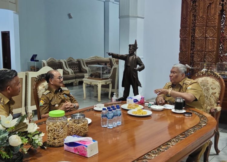 Gubernur Ali Mazi berdiskusi dengan Bupati Konsel Surunuddin Dangga dan Wakil Bupati Konsel Rasyid