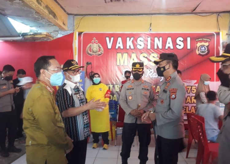 Kapolda Sultra Irjen Pol Yan Sultra dan Bupati Konsel Surunuddin Dangga menyaksikan langsung vaksinasi massal di Kecamatan Laeya.