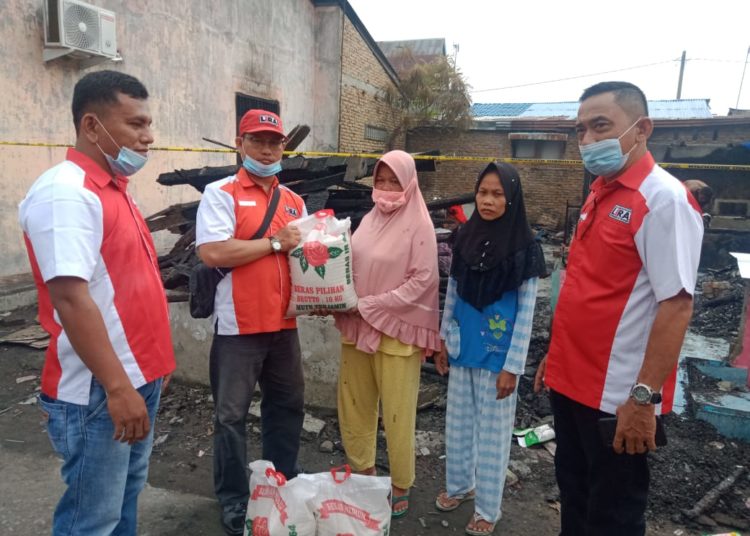 Ketua Lira Medan Belawan Hery Bolon bersama Sekcam LiRA Unggul Manurung menyerahkan bantuan sembako kepada keluarga korban kebakaran