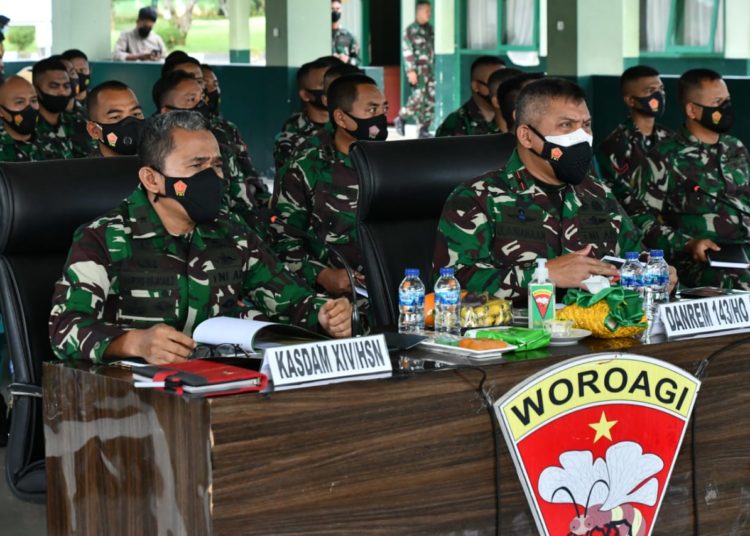 Mendengarkan arahan dari Kasad Jenderal TNI Andika Perkasa